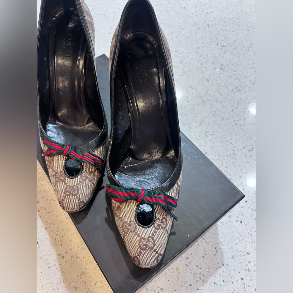 Gucci Vintage Beige & Black Heels with Signature Pattern Red Green Bows Size 8 - Picture 3 of 12